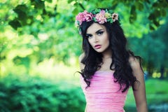 Femme au printemps Beau modèle avec des fleurs photo libre de droits Femme au printemps Beau modèle avec des fleurs photo libre de droits