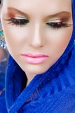 Femme avec de longs cils dans le bleu image libre de droits Femme avec de longs cils dans le bleu image libre de droits