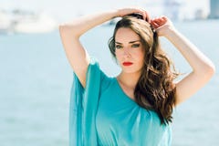 Femme avec des yeux bleus portant la robe bleue dans la plage Images libres de droits Femme avec des yeux bleus portant la robe bleue dans la plage Images libres de droits