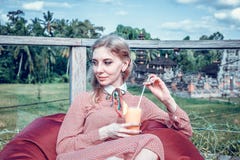 Femme avec du jus tropical de mangue dehors, café Île de Bali photo stock Femme avec du jus tropical de mangue dehors, café Île de Bali photo stock