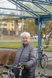 Femme avec la bicyclette Photo libre de droits Femme avec la bicyclette Photo libre de droits