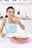 Femme avec la pizza photo libre de droits Femme avec la pizza photo libre de droits