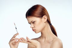 Femme avec la seringue, Botox, injection, procédure cosmétique photographie stock libre de droits Femme avec la seringue, Botox, injection, procédure cosmétique photographie stock libre de droits