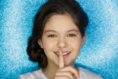 Femme avec le doigt à la bouche montrant le signe de silence d'isolement sur le fond blanc E images stock Femme avec le doigt à la bouche montrant le signe de silence d'isolement sur le fond blanc E images stock