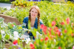 Femme avec le sourire heureux dans le jardin images stock Femme avec le sourire heureux dans le jardin images stock