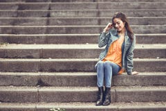 Femme avec les cheveux intéressants portant les vêtements sport dans des étapes urbaines Images libres de droits Femme avec les cheveux intéressants portant les vêtements sport dans des étapes urbaines Images libres de droits