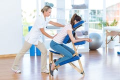 Femme ayant le massage arrière photo stock Femme ayant le massage arrière photo stock