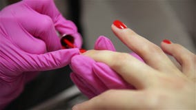 Femme ayant une manucure d'ongle dans un salon de beauté avec une vue haute étroite d'un esthéticien Applying Varnish With un app banque de vidéos Femme ayant une manucure d'ongle dans un salon de beauté avec une vue haute étroite d'un esthéticien Applying Varnish With un app banque de vidéos
