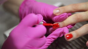 Femme ayant une manucure d'ongle dans un salon de beauté avec une vue haute étroite d'un esthéticien Applying Varnish With un app clips vidéos Femme ayant une manucure d'ongle dans un salon de beauté avec une vue haute étroite d'un esthéticien Applying Varnish With un app clips vidéos