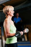 Femme aîné avec le barbell en gymnastique photographie stock libre de droits Femme aîné avec le barbell en gymnastique photographie stock libre de droits