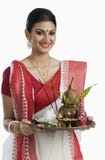 Femme bengali tenant un thali de puja photos libres de droits Femme bengali tenant un thali de puja photos libres de droits