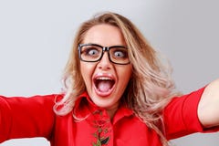 Femme blonde enthousiaste prenant le selfie dans le studio photos stock Femme blonde enthousiaste prenant le selfie dans le studio photos stock