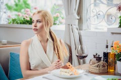 Femme blonde prenant le déjeuner au restautant images stock Femme blonde prenant le déjeuner au restautant images stock