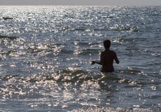 Femme Bronzée De Torse Nu Allant Nager En Mer Photo stock  Image 50475139