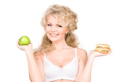 Femme choisissant entre l'hamburger et la pomme Photos libres de droits