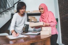 Femme comptant sur le paquet sur une étagère photographie stock Femme comptant sur le paquet sur une étagère photographie stock