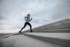Femme courant sur des étapes dehors images libres de droits Femme courant sur des étapes dehors images libres de droits
