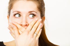 Femme couvrant sa bouche de main images stock Femme couvrant sa bouche de main images stock