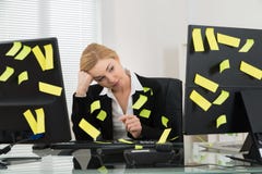 Femme d'affaires With Adhesive Notes dans le bureau images libres de droits Femme d'affaires With Adhesive Notes dans le bureau images libres de droits