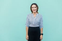 Femme d'affaires adulte de succès de bonheur, regardant l'appareil-photo et aussi photographie stock Femme d'affaires adulte de succès de bonheur, regardant l'appareil-photo et aussi photographie stock