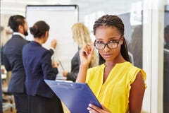 Femme d'affaires africaine regardant et pensant photos libres de droits Femme d'affaires africaine regardant et pensant photos libres de droits