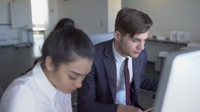 Femme d'affaires asiatique et homme d'affaires travaillant sur des ordinateurs, discutant le projet dans le bureau 4K banque de vidéos Femme d'affaires asiatique et homme d'affaires travaillant sur des ordinateurs, discutant le projet dans le bureau 4K banque de vidéos