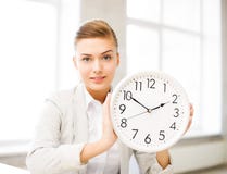 Femme d'affaires attirante montrant l'horloge blanche image stock Femme d'affaires attirante montrant l'horloge blanche image stock