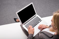 Femme d'affaires avec l'ordinateur dans son recouvrement image libre de droits Femme d'affaires avec l'ordinateur dans son recouvrement image libre de droits