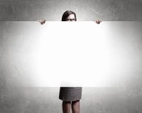 Femme d'affaires avec la plaquette vide photos libres de droits Femme d'affaires avec la plaquette vide photos libres de droits