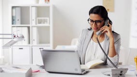 Femme d'affaires avec la protection invitant le téléphone au bureau banque de vidéos Femme d'affaires avec la protection invitant le téléphone au bureau banque de vidéos