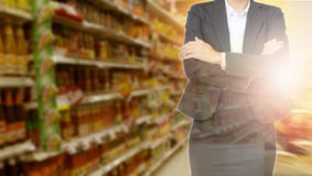 Femme d'affaires avec le fond de supermarché pour l'investissement environ photos stock Femme d'affaires avec le fond de supermarché pour l'investissement environ photos stock