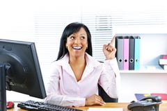 Femme d'affaires ayant l'idée au bureau photo stock Femme d'affaires ayant l'idée au bureau photo stock