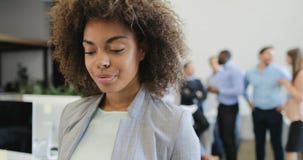 Femme d'affaires d'afro-américain analysant le plan d'action tout en faisant un brainstorm le groupe d'hommes d'affaires créant l banque de vidéos Femme d'affaires d'afro-américain analysant le plan d'action tout en faisant un brainstorm le groupe d'hommes d'affaires créant l banque de vidéos
