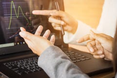 Femme d'affaires deux travaillant ensemble sur l'ordinateur portable d'ordinateur avec le graphique financier sur l'écran photo libre de droits Femme d'affaires deux travaillant ensemble sur l'ordinateur portable d'ordinateur avec le graphique financier sur l'écran photo libre de droits