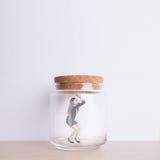 Femme d'affaires emprisonnée dans le pot image stock Femme d'affaires emprisonnée dans le pot image stock