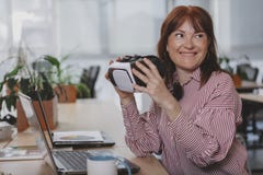 Femme d'affaires m?re travaillant au bureau images stock Femme d'affaires m?re travaillant au bureau images stock