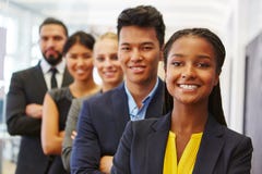 Femme d'affaires pleine d'assurance et son équipe images stock Femme d'affaires pleine d'assurance et son équipe images stock