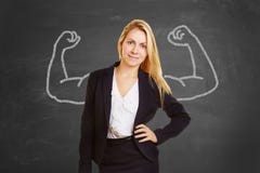 Femme d'affaires réussie avec de faux muscles photographie stock libre de droits Femme d'affaires réussie avec de faux muscles photographie stock libre de droits