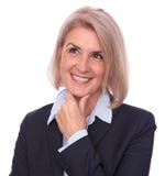 Femme d'affaires supérieure souriant et pensant photo stock Femme d'affaires supérieure souriant et pensant photo stock