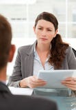 Femme d'affaires sérieuse questionning un homme photos libres de droits Femme d'affaires sérieuse questionning un homme photos libres de droits