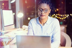 Femme d'affaires travaillant sur l'ordinateur portatif Image stock Femme d'affaires travaillant sur l'ordinateur portatif Image stock