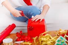 Femme dans des mains préparant des cadeaux de Noël Images libres de droits Femme dans des mains préparant des cadeaux de Noël Images libres de droits