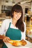 Femme dans la boulangerie image libre de droits Femme dans la boulangerie image libre de droits