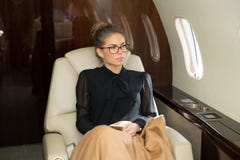 Femme dans la détente de jet d'entreprise images libres de droits Femme dans la détente de jet d'entreprise images libres de droits