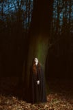 Femme dans la forêt la nuit photo libre de droits Femme dans la forêt la nuit photo libre de droits