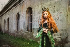 Femme dans la robe médiévale verte image libre de droits Femme dans la robe médiévale verte image libre de droits