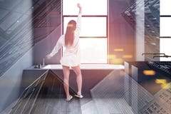 Femme dans la salle de bains grise avec le baquet et l'évier image stock Femme dans la salle de bains grise avec le baquet et l'évier image stock