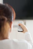 Femme dans la télévision de observation à la maison image libre de droits Femme dans la télévision de observation à la maison image libre de droits