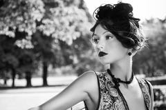 Femme dans le blanc noir Femme dans le blanc noir