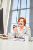 Femme dans le bureau pendant la coupure de coffe photo libre de droits Femme dans le bureau pendant la coupure de coffe photo libre de droits